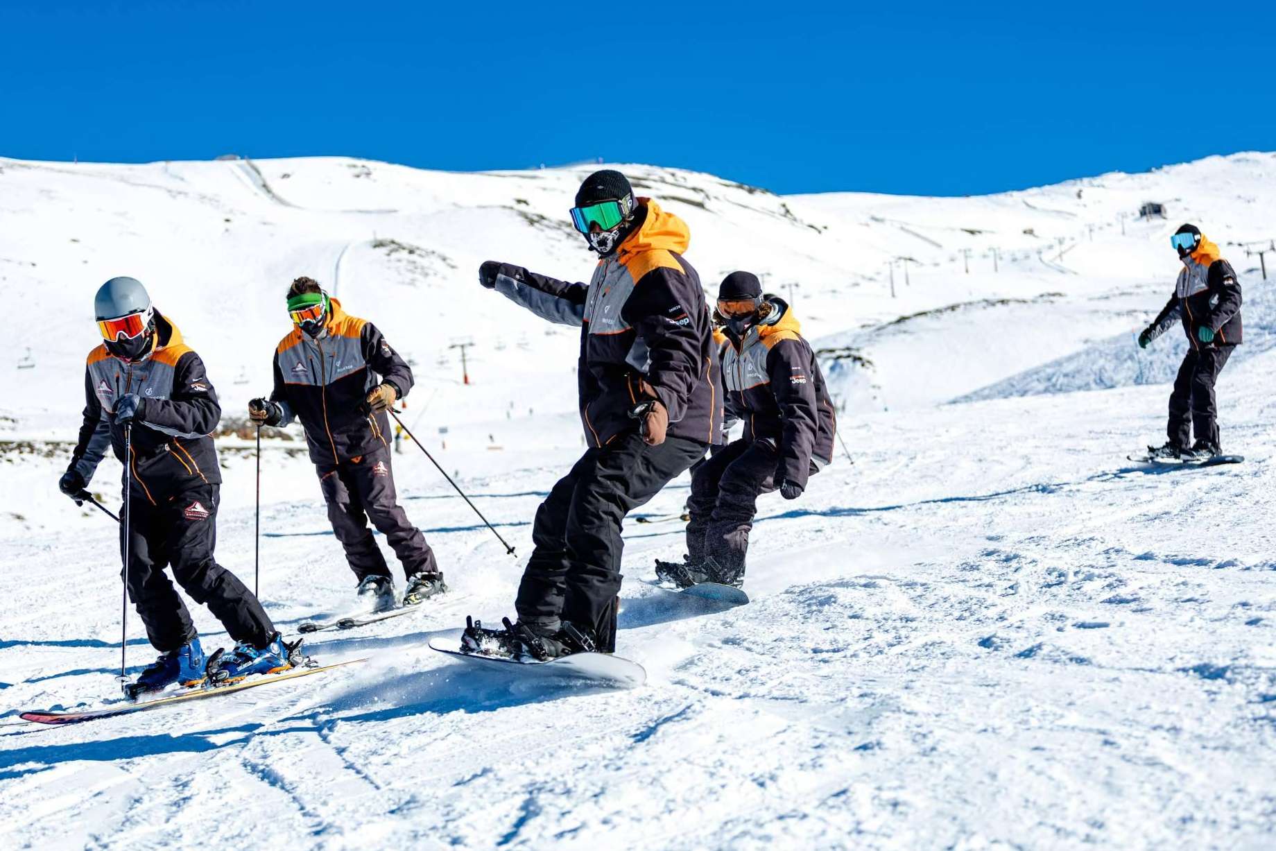 Snowmotion imparte clases de esquí y snowboard en Sierra Nevada