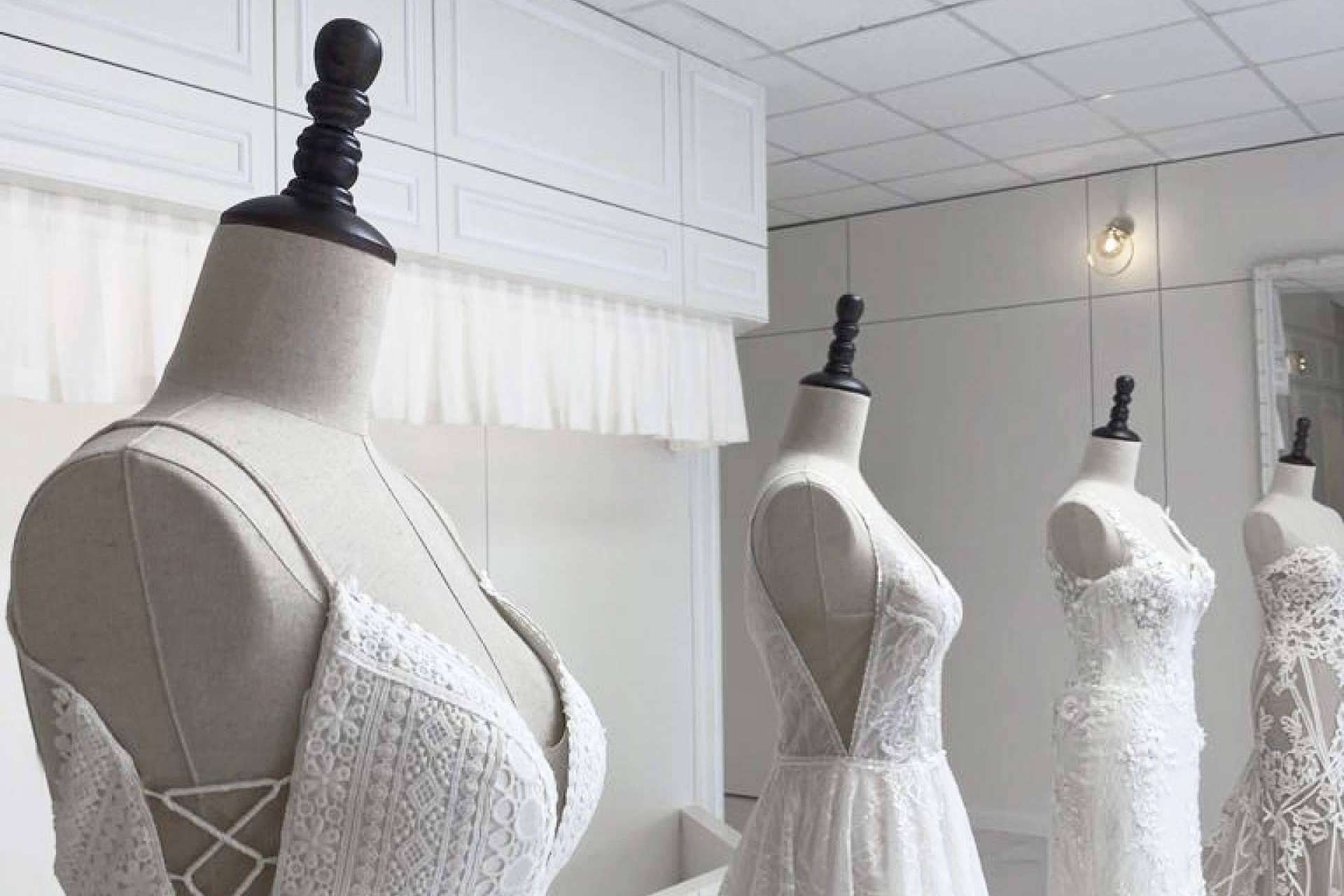 ¿Dónde encontrar vestidos de novia y trajes de novio en Valencia? La nueva tienda de Atelier de Bodas