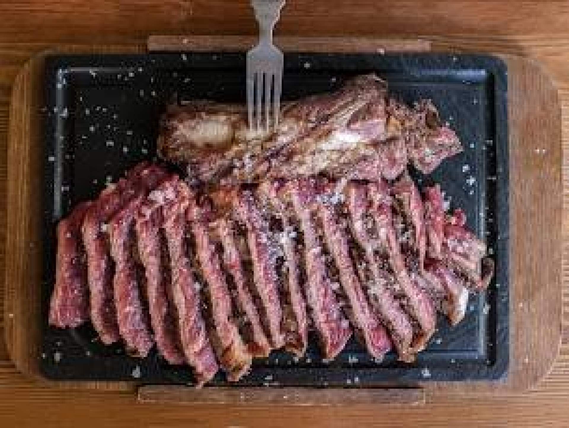 Vic Brasería, el formato de restaurante con carne a la piedra que destaca entre el público más joven