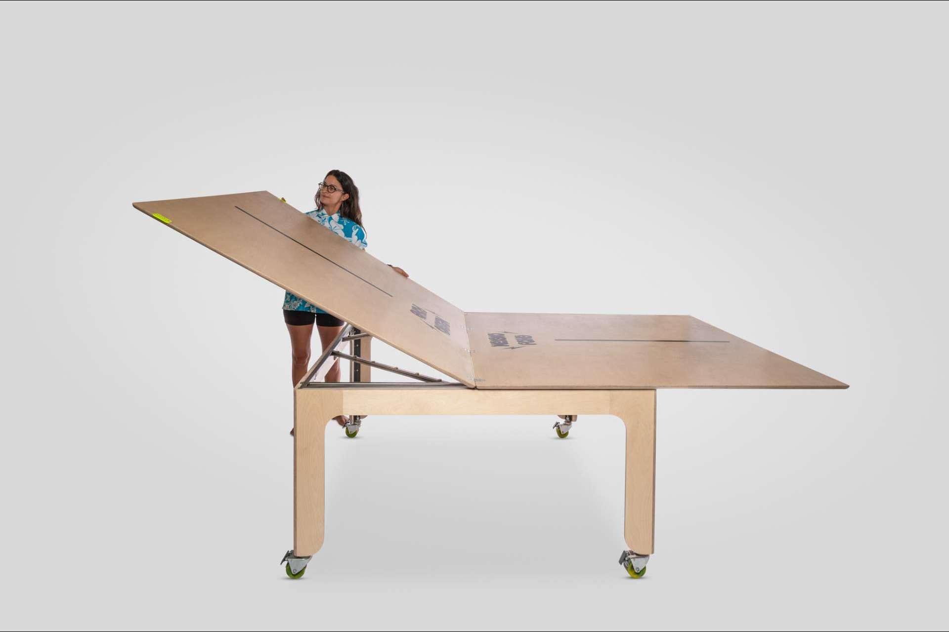 Una mesa de Ping Pong plegable con actitud de 'Skater ', KEIGIO® PONG