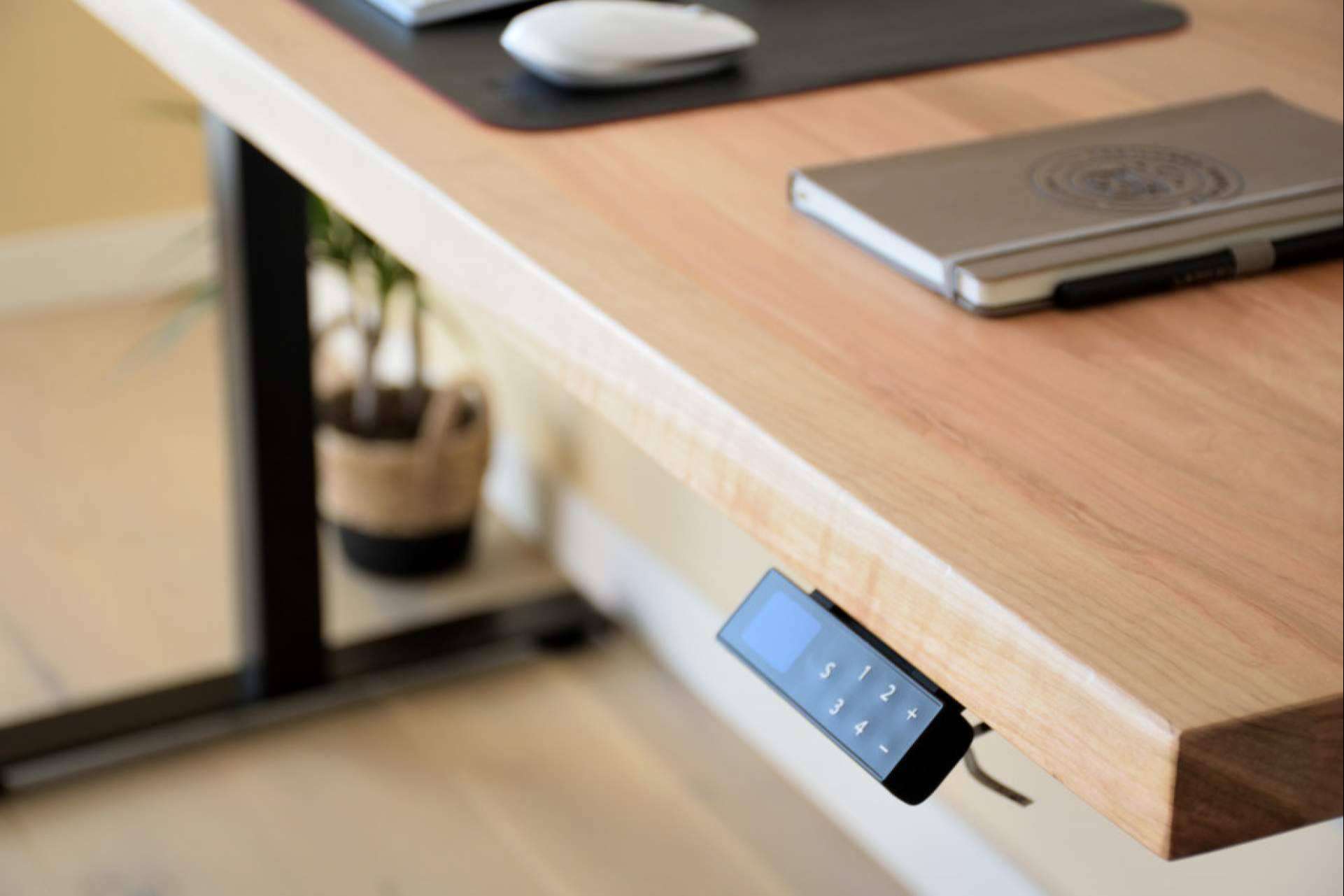 Mesas y escritorios de madera natural maciza diseñados por ErgoNatureWood