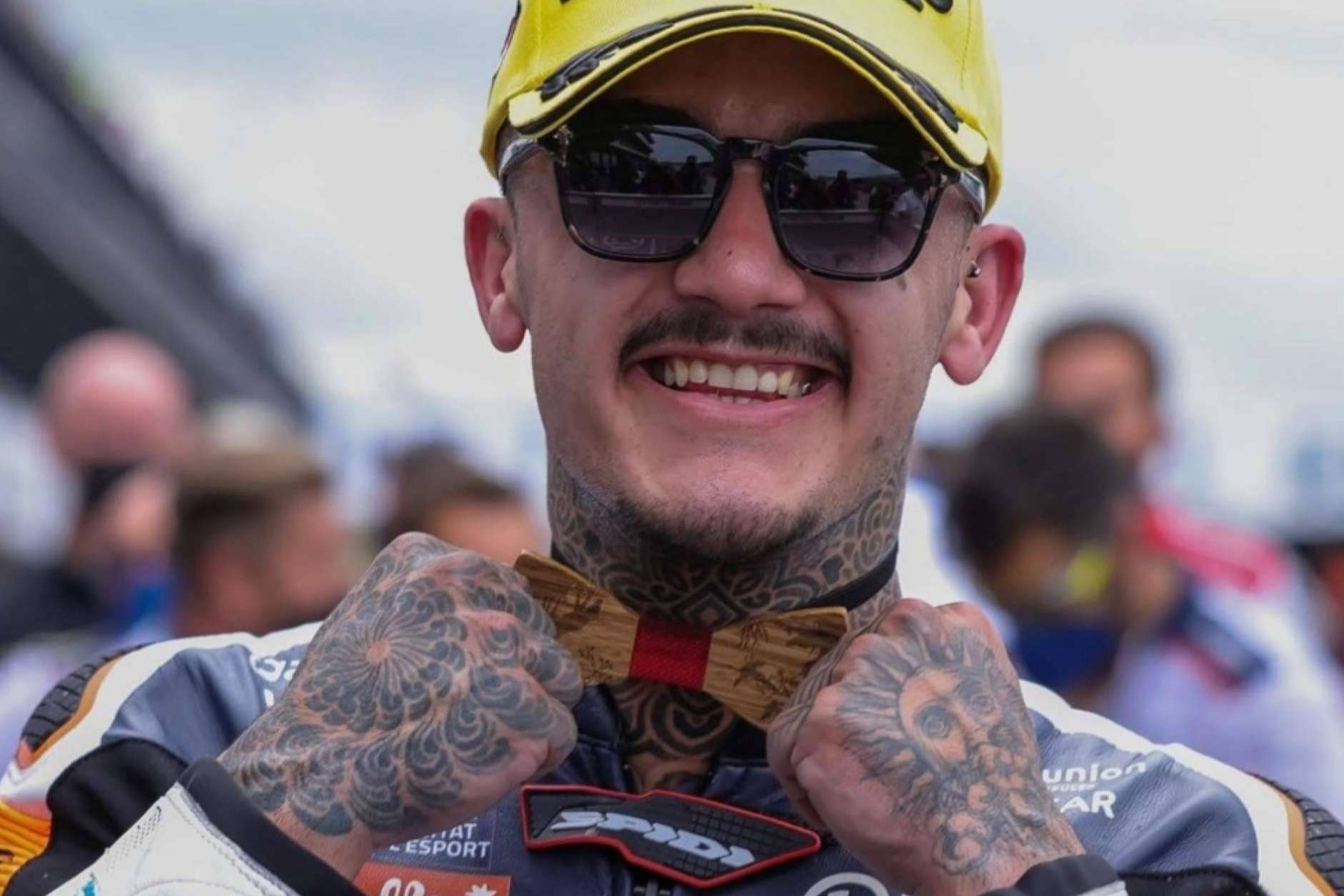 Lord Wooden, la marca de pajaritas de madera que sube al podio con el piloto Arón Canet