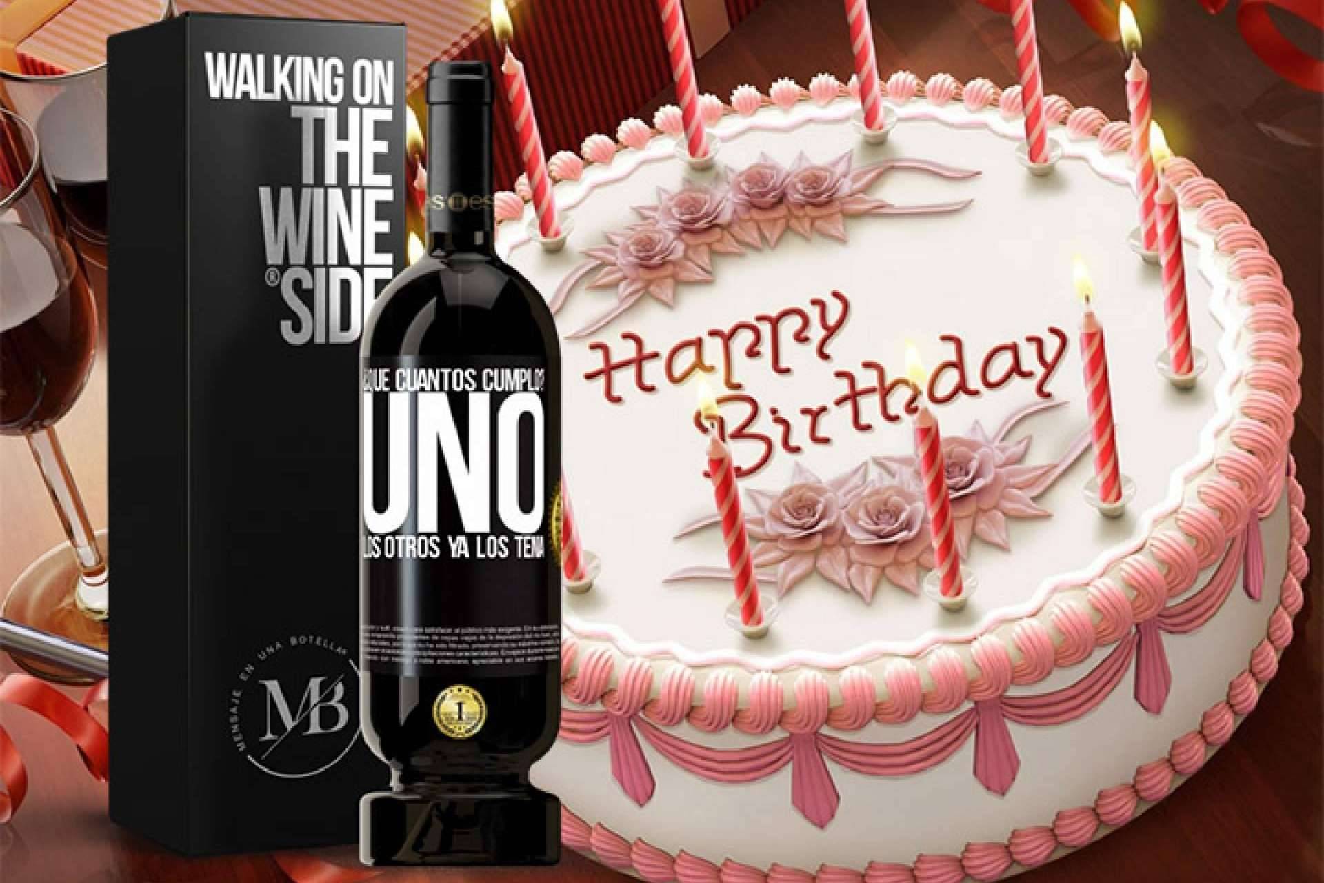 Un brindis de cumpleaños con original vino personalizado, con Mensaje en una Botella