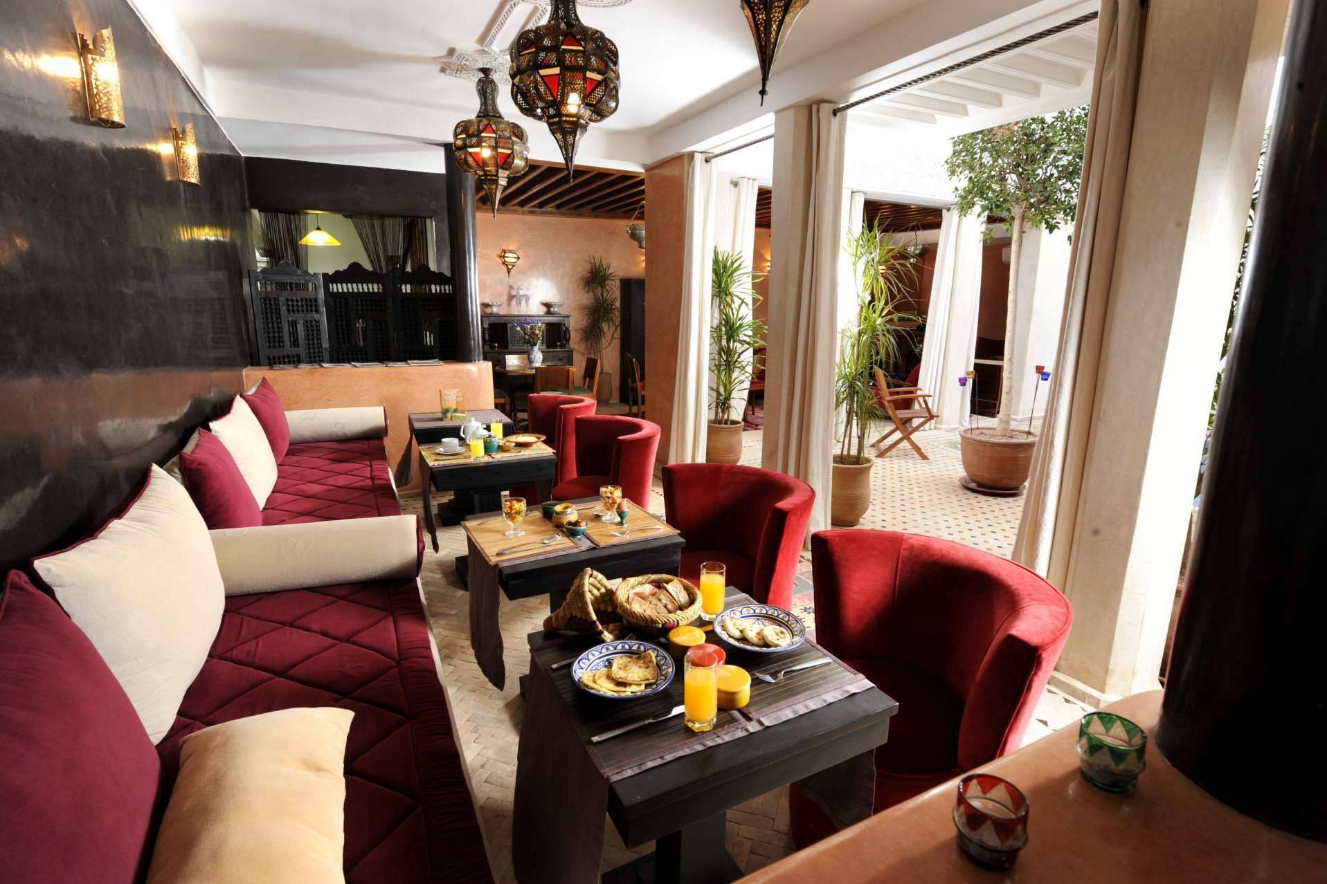 Personajes icónicos de la belle époque dan vida a las habitaciones de un espacio único en Marrakech, el Riad Belle Epoque