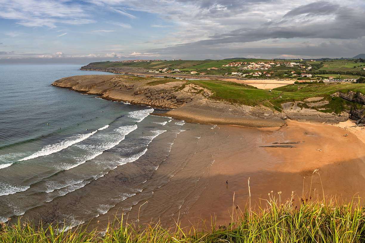 El campamento de surf ubicado en Cantabria Ajo Natura cuenta con más de 30 años de experiencia en la instrucción de este deporte