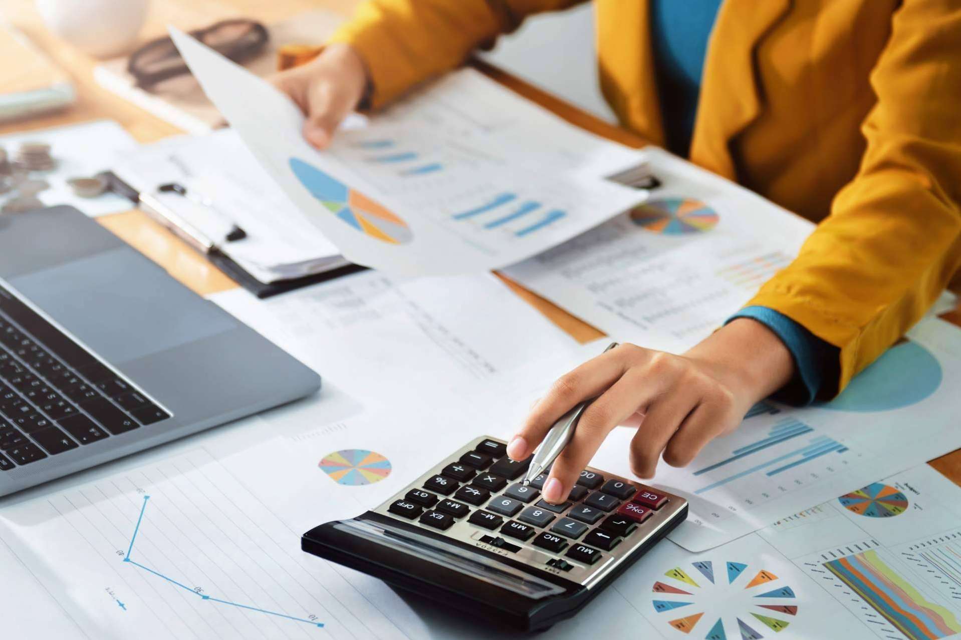 ¿Cuáles son las ventajas de tener un economista outsourcing en una empresa?