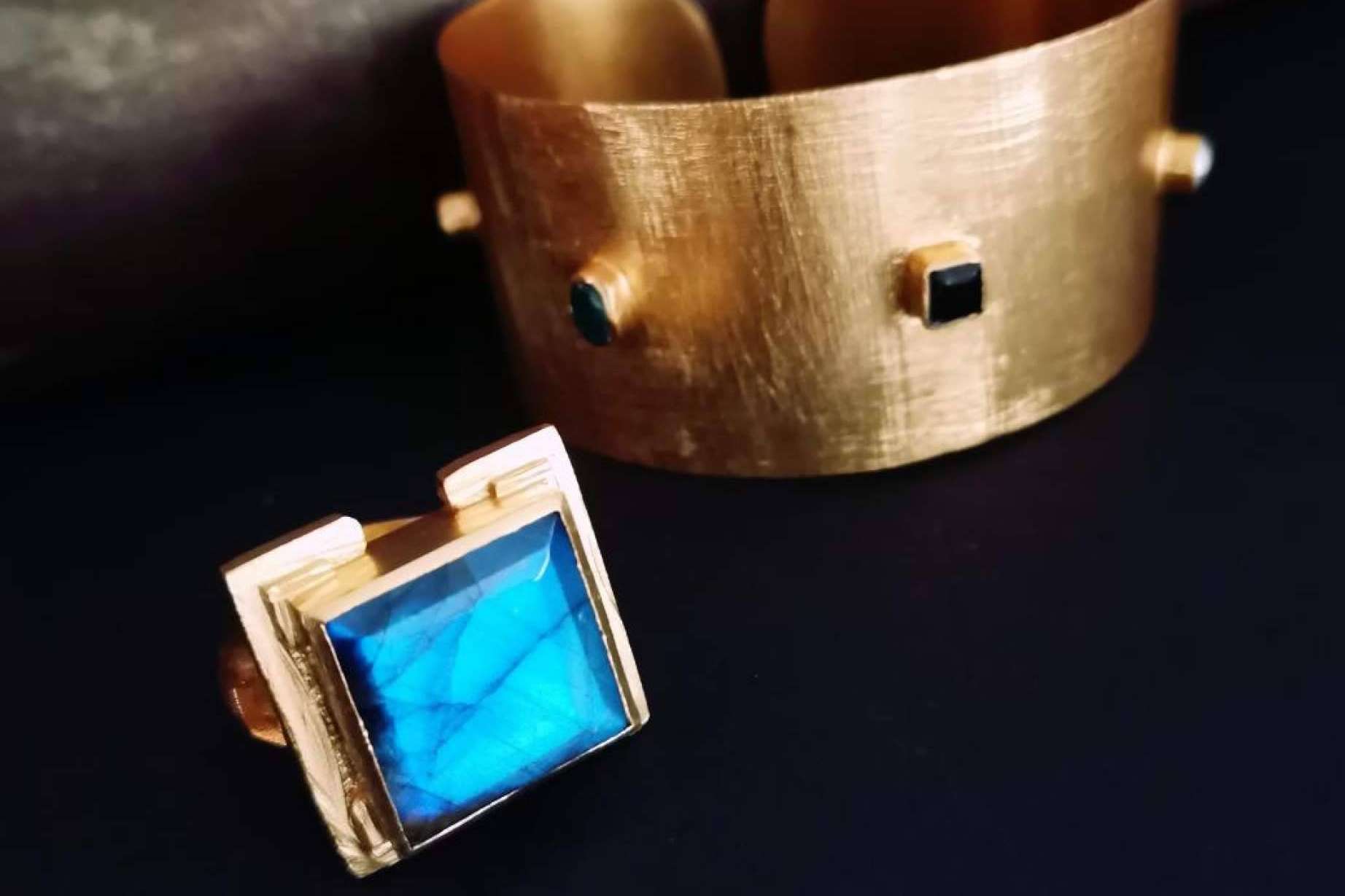Isabel Lamadrid crea anillos con piedras preciosas