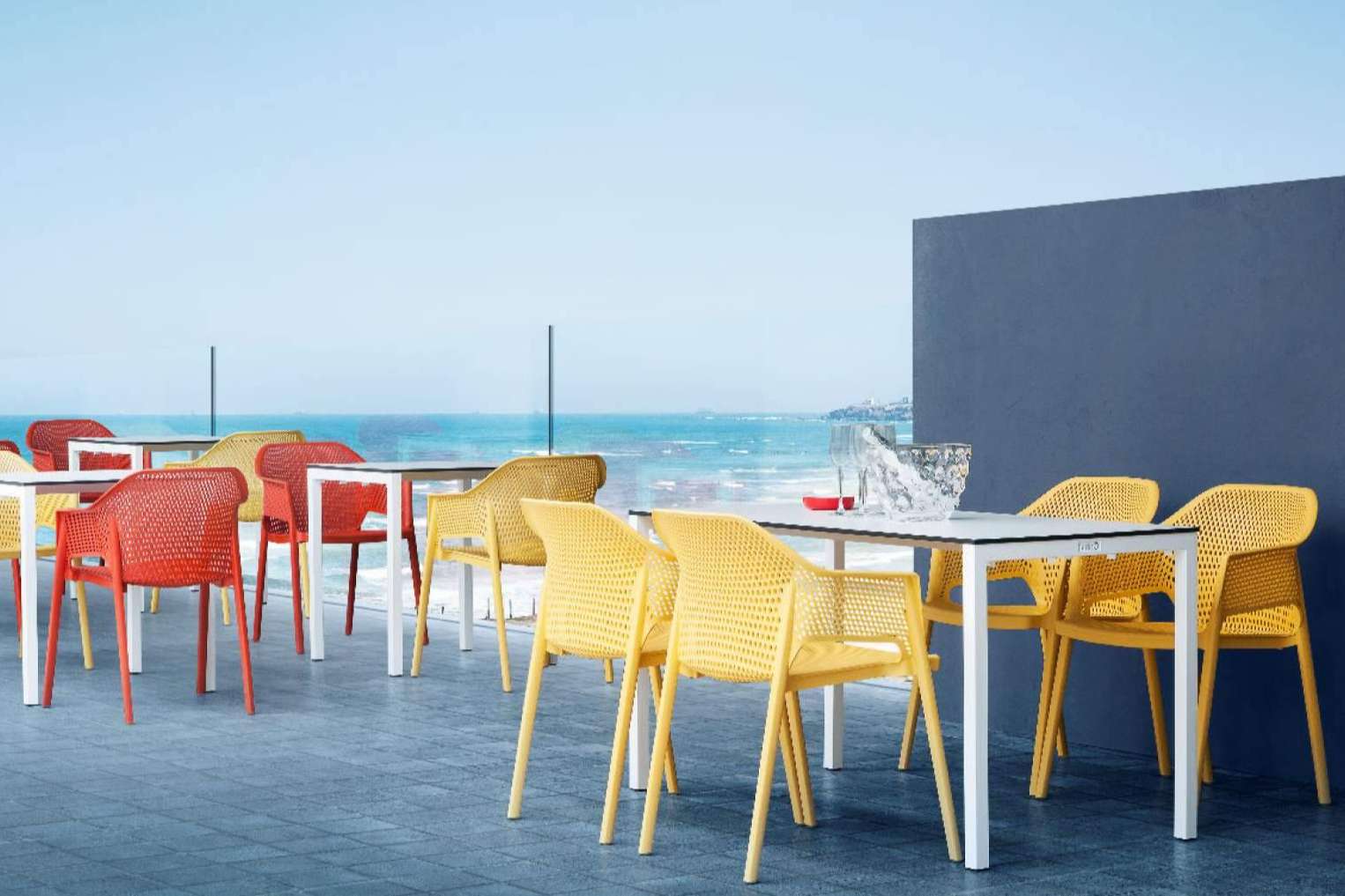 Sillas de resina, la solución estética y económica que ofrece Muebles-Hostelería