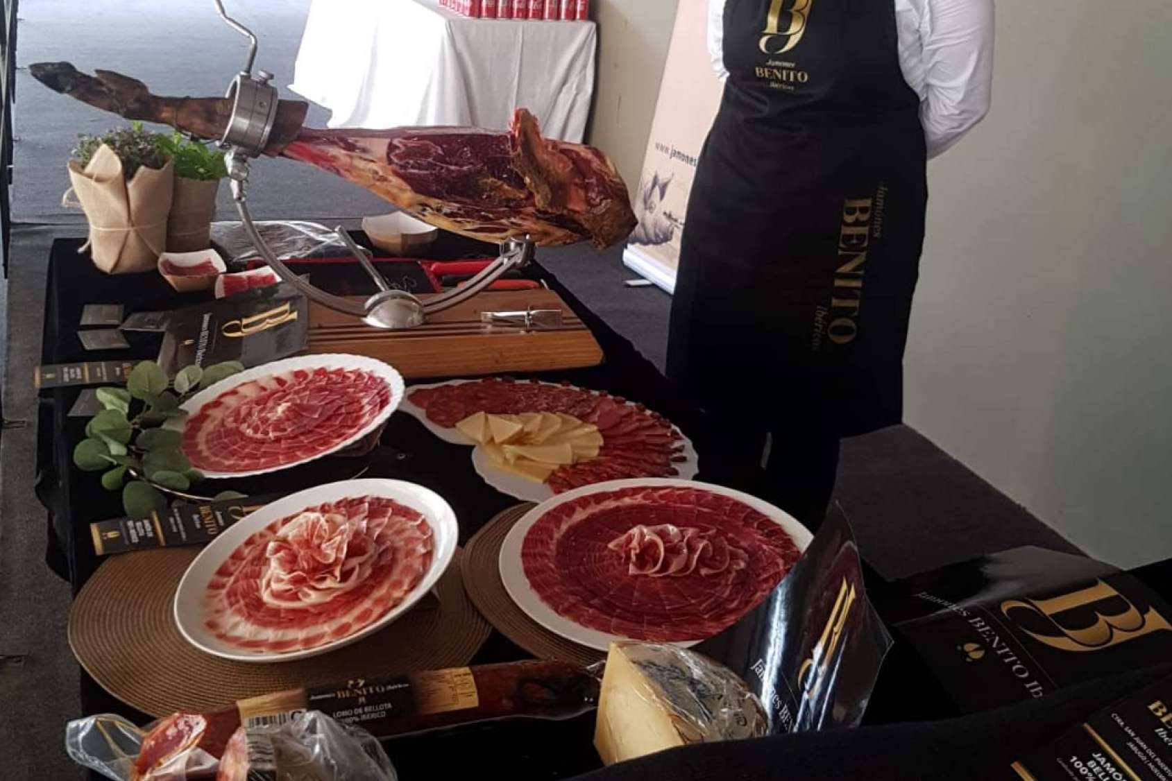 ¿Dónde se pueden encontrar los destacados jamones ibéricos Benito? Reygon