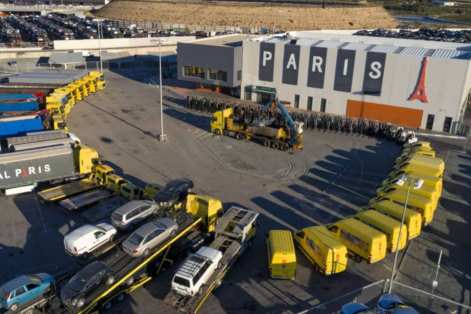 Instalaciones en Murcia de Desguace París desde donde hace sus envíos a toda España y resto de países de la Unión Europea