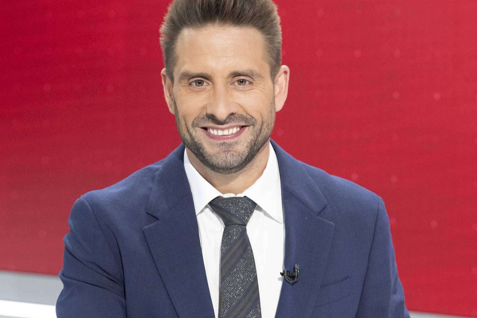 Àngel Pons, el presentador de noticias de TVE que destaca por su versatilidad y enfoque creativo
