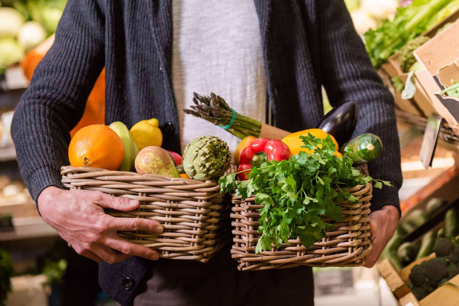 Alimentación en la estación primaveral, verduras y frutas de temporada ecológicas