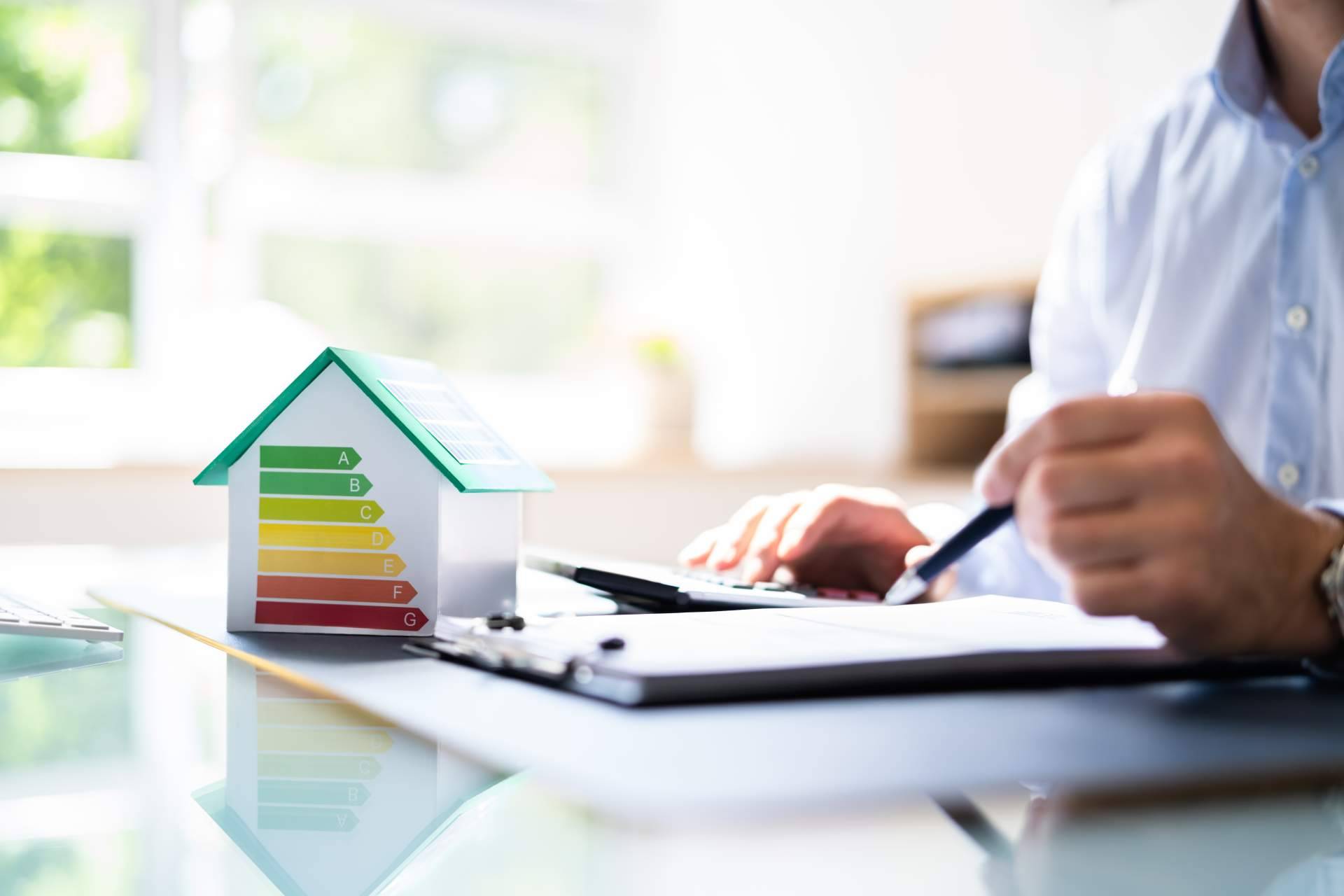 ¿Cómo puede ayudar a las empresas una asesoría energética a reducir sus costes energéticos?