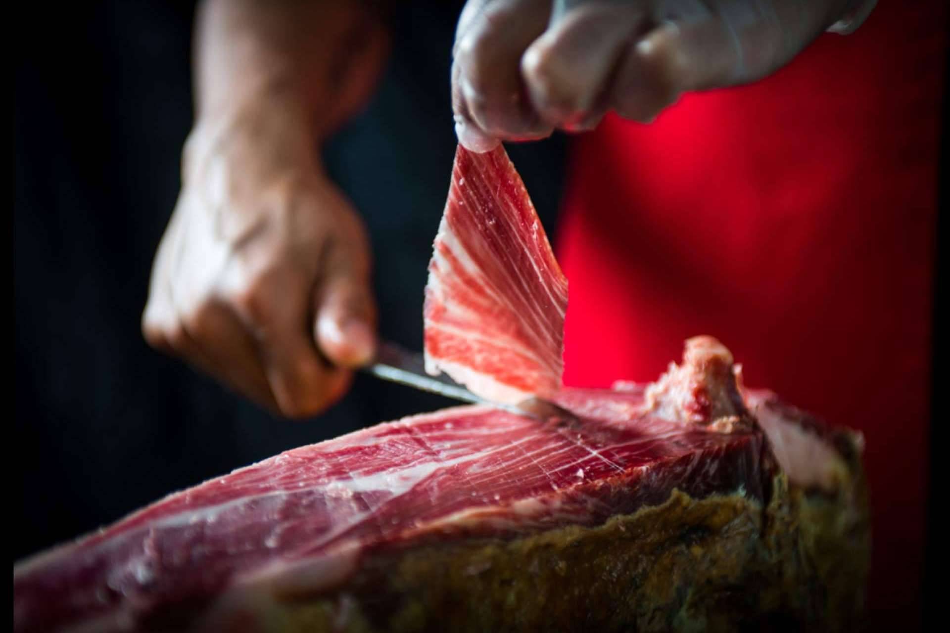 Consejos paso a paso para cortar un jamón ibérico, con Enrique Tomás