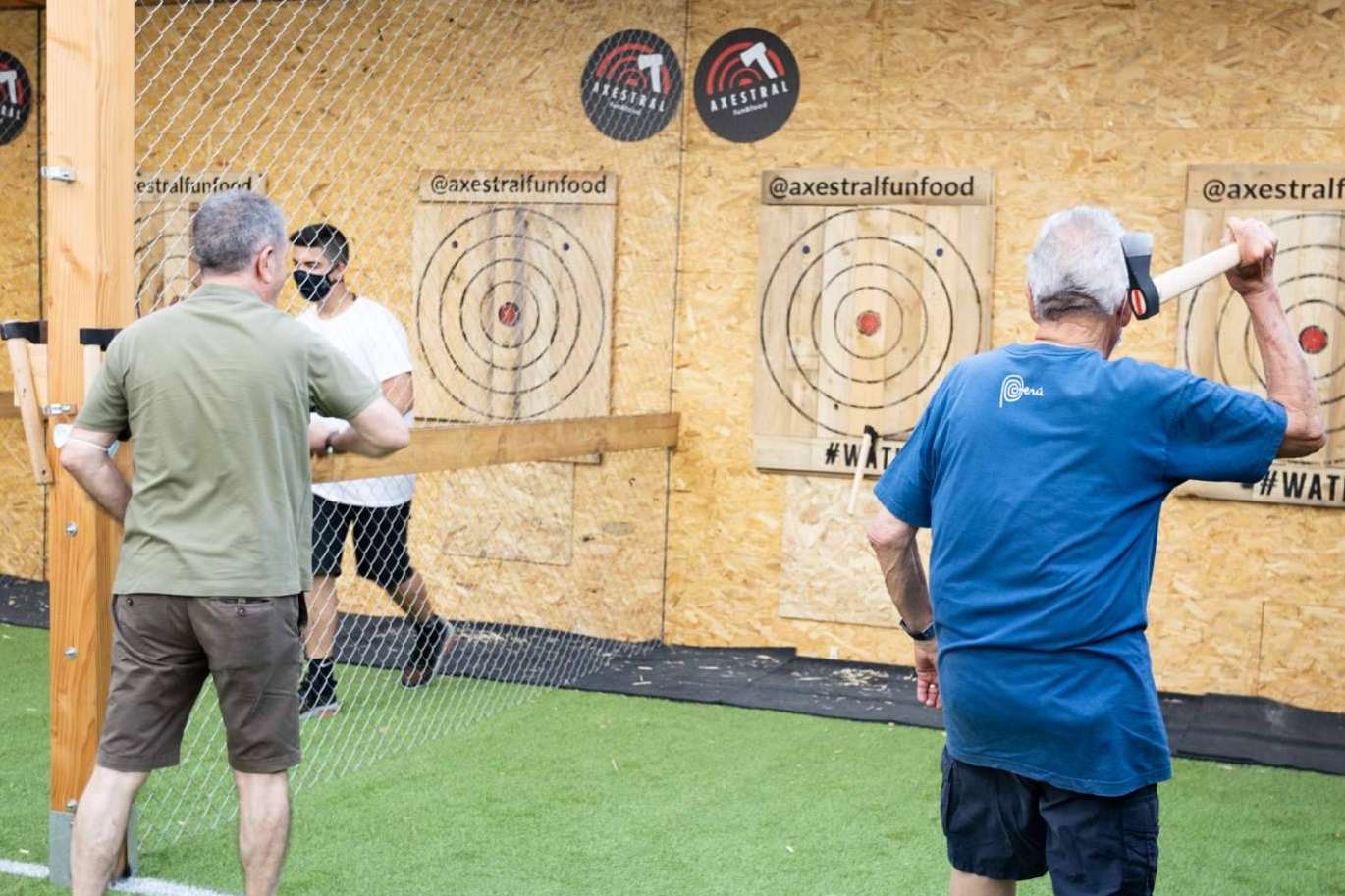 Axe throwing (lanzamiento de hachas); emoción y diversión garantizadas con la Franquicia Axestral