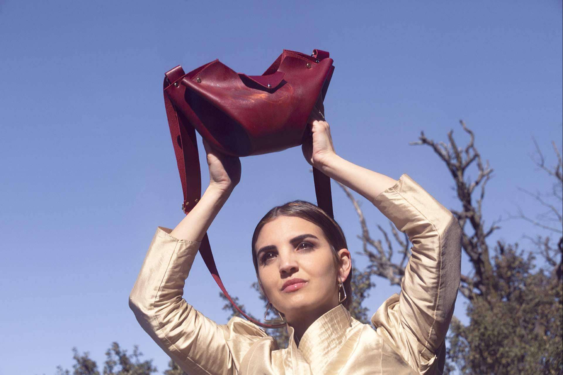 Bolsos pintados a mano que fusionan arte y diseño, ofrecidos por Araceli García