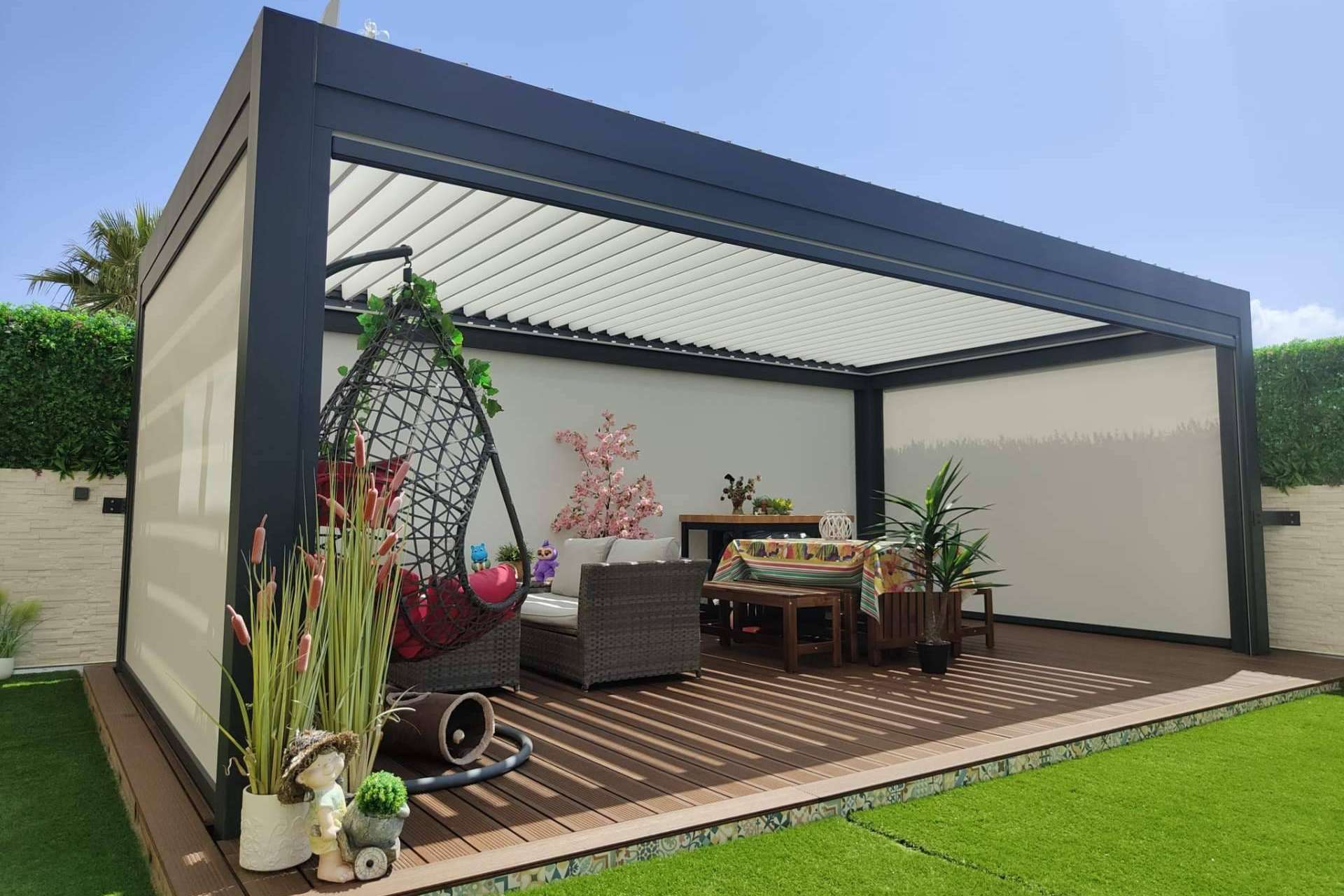 ¿Cuáles son los beneficios de usar la pérgola bioclimática y el techo móvil panorámico de C3 Systems S.L.?