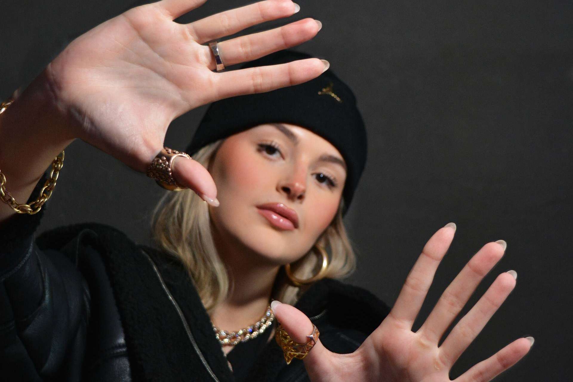 Revivir los años 90 'sin géneros, ni clases' con la cantante de música urbana, Nawi