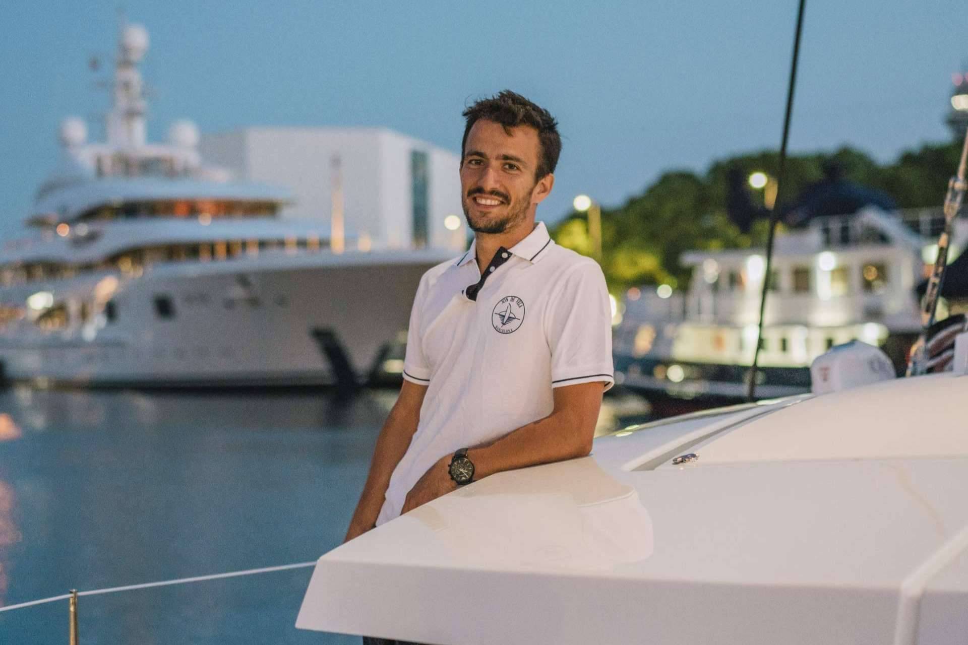 Una entrevista al CEO de Sondevela sobre sus servicios de catamarán en Barcelona