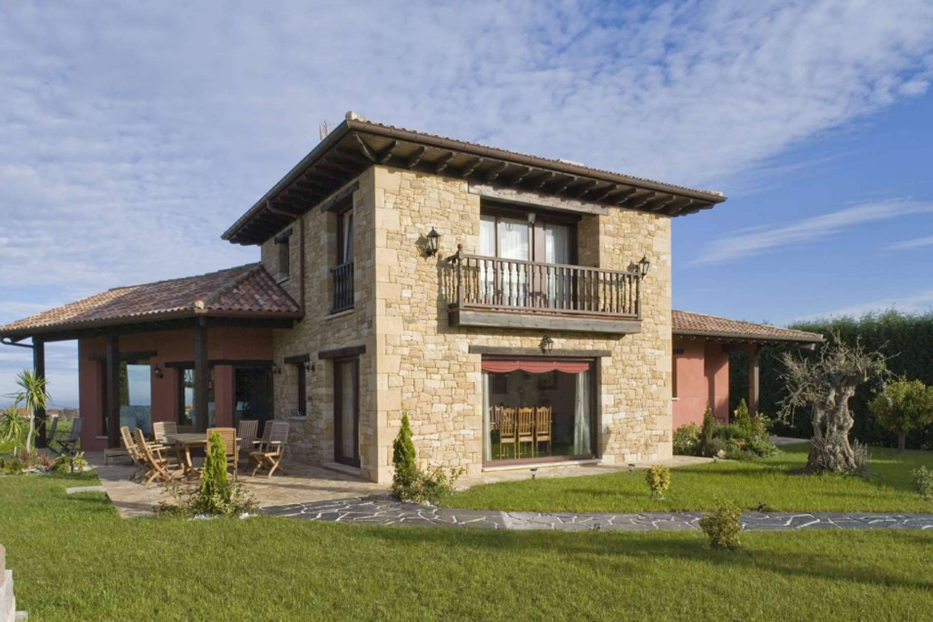 El torreón como elemento vertebrador de volúmenes, por los arquitectos en Asturias, Pando Arquitectos