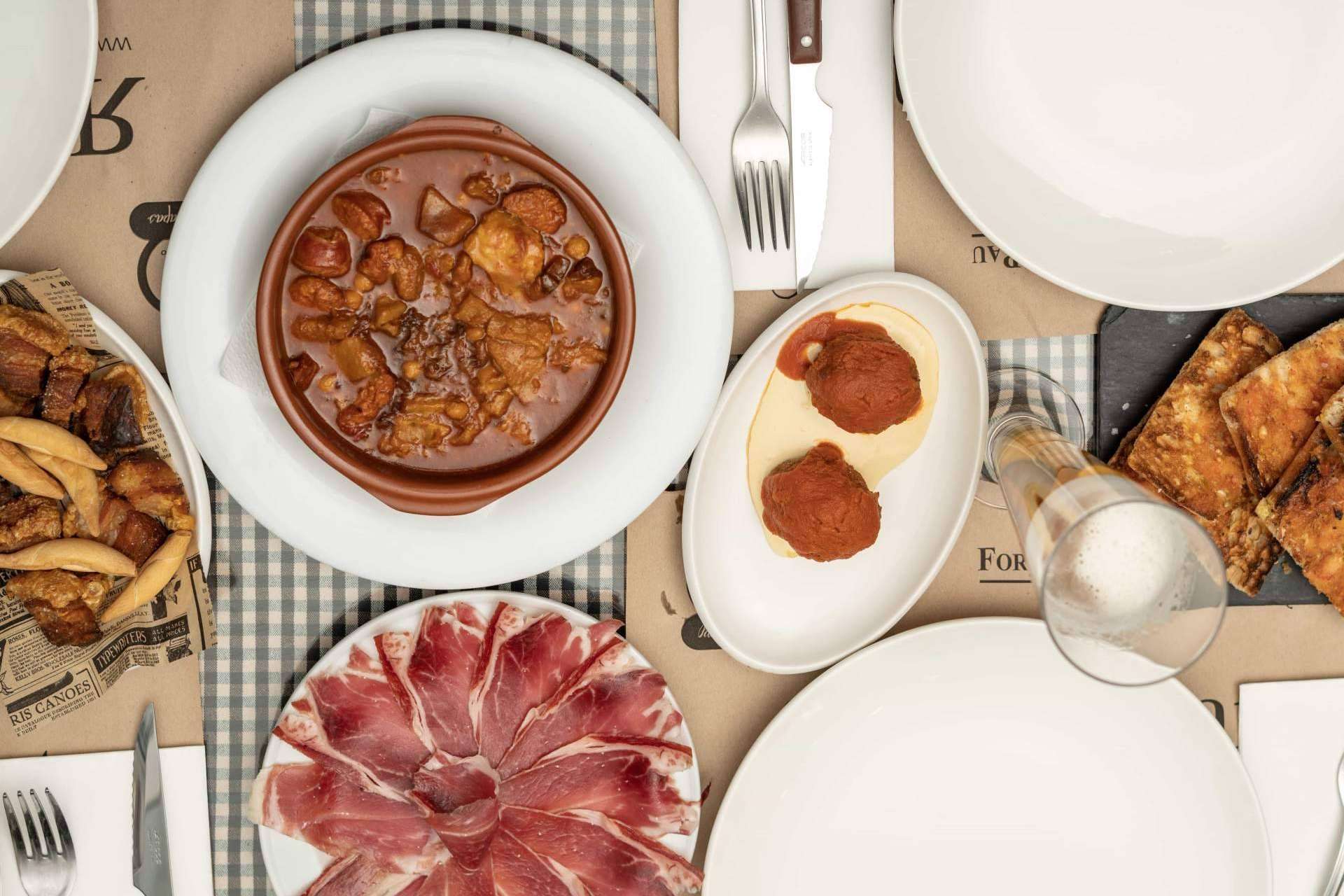 Pasa Tapas, el restaurante abierto hasta tarde en Barcelona con cocina disponible hasta las 3 a.m.