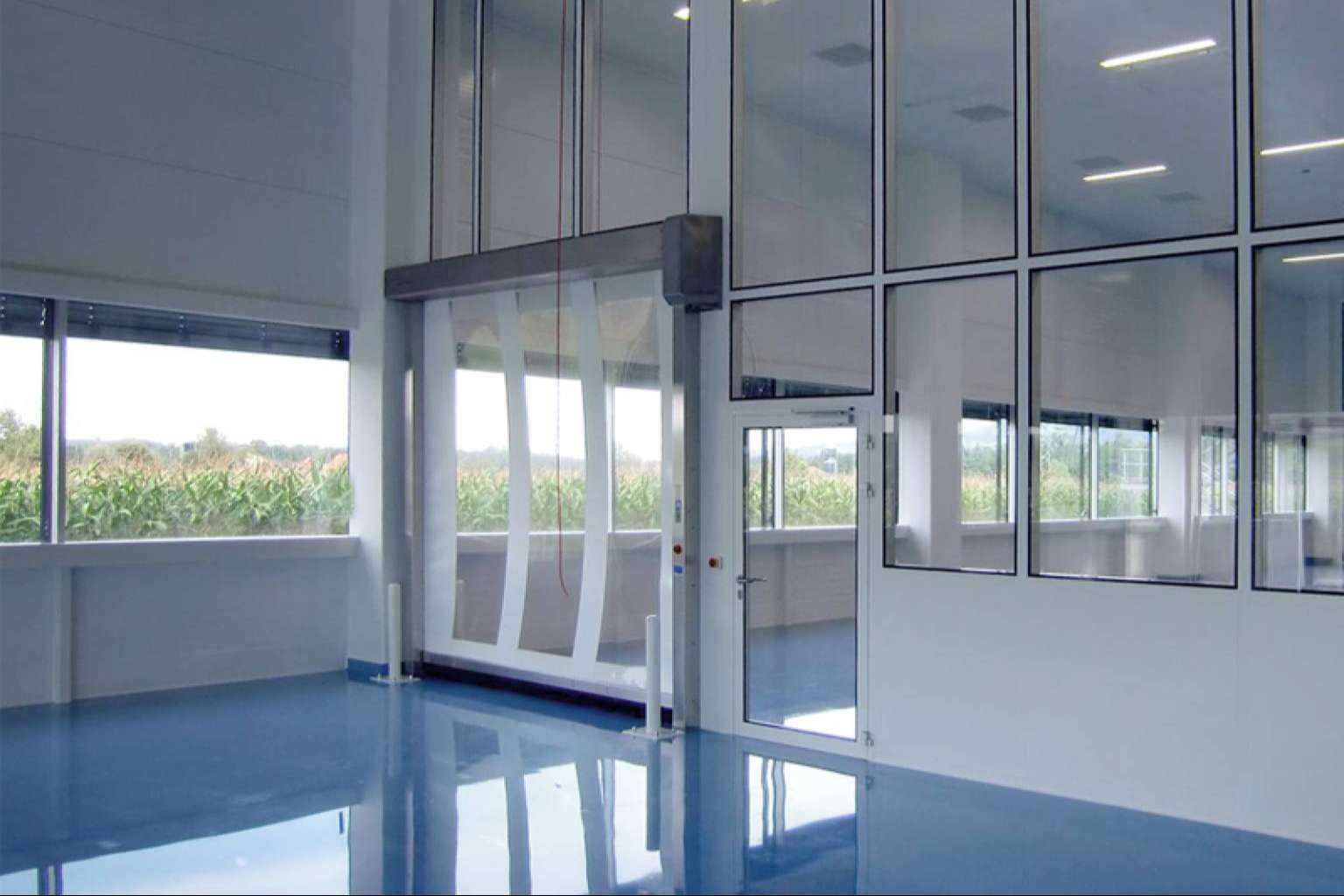 ASSA ABLOY presenta innovadoras puertas rápidas diseñadas para entornos de salas blancas exigentes