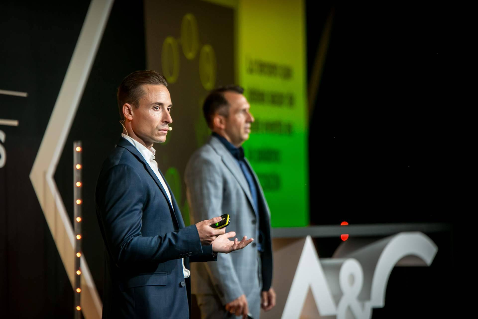 Alfonso y Christian capacitan en ventas premium con formación práctica y ética profesional