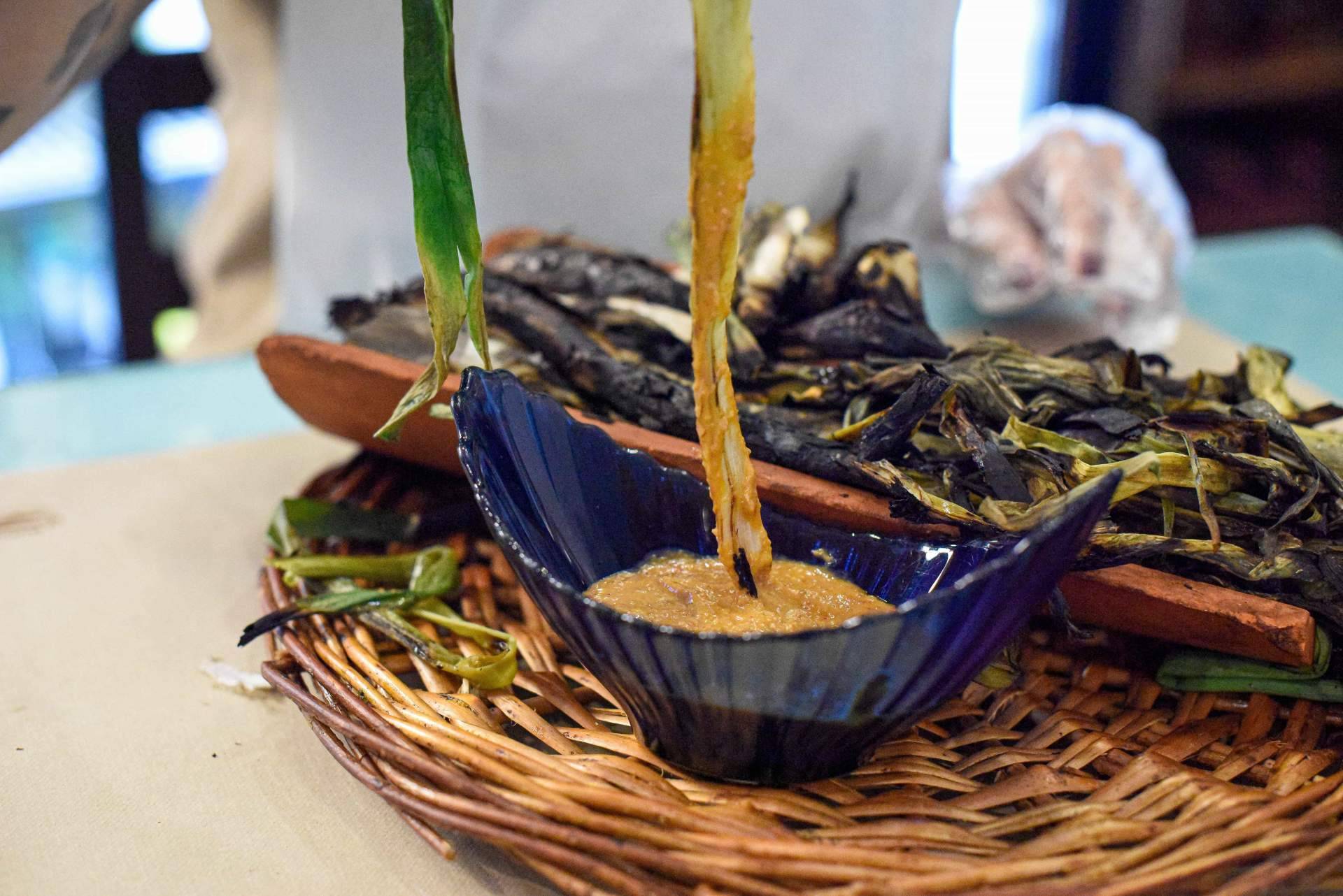 Los calçots con romesco, ¿o no? La tradición en Pasa Tapas