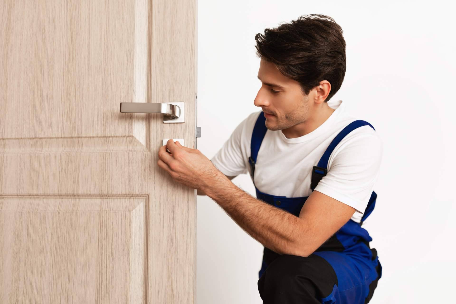 Apertura de puertas, cambio de cerraduras y asistencia urgente; los servicios de Cerrajero Técnico